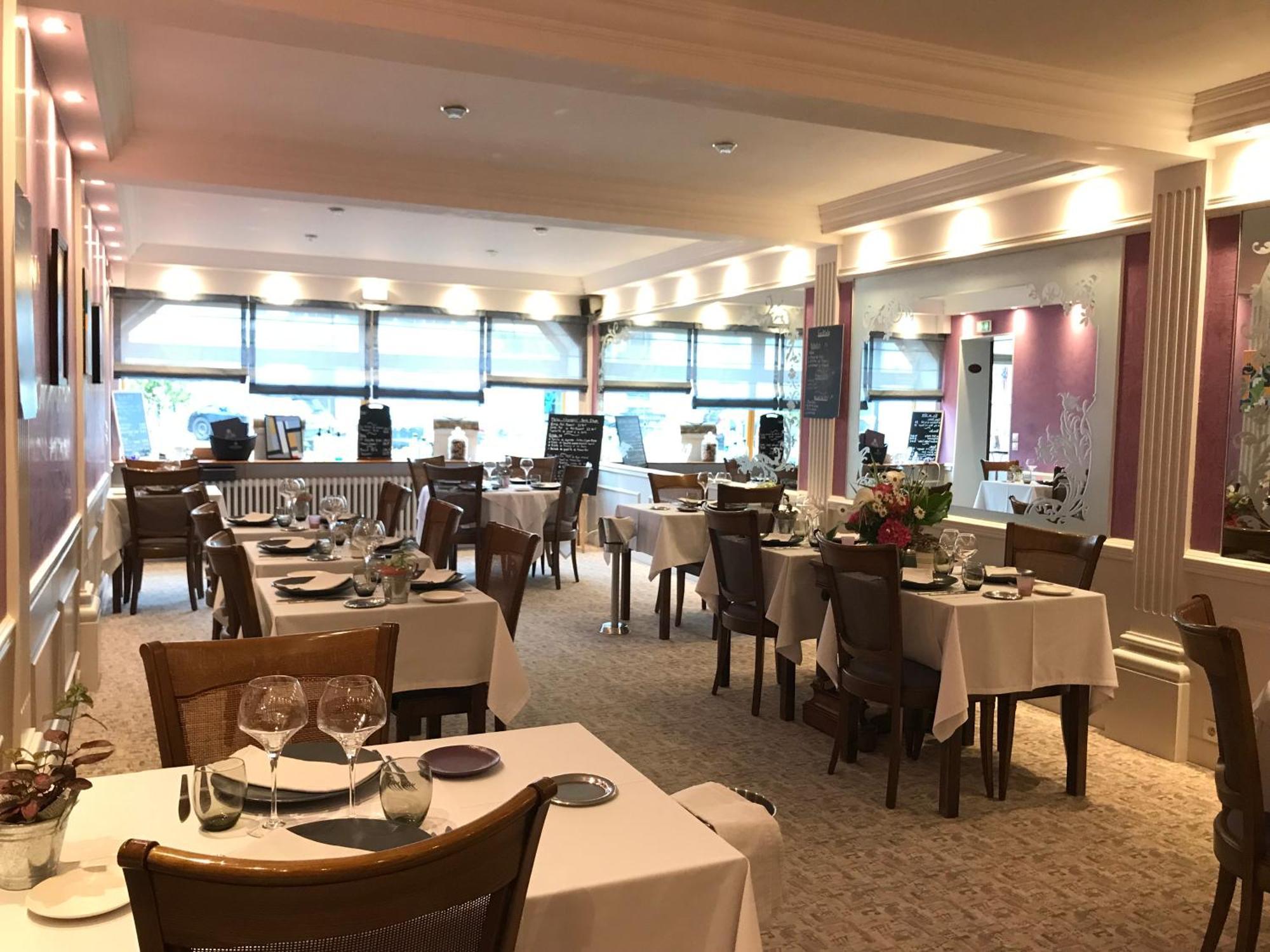 Logis Hotel & Restaurant La Paix Le Nouvion-en-Thierache Екстериор снимка